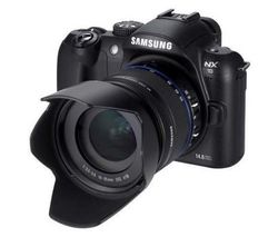 SAMSUNG NX10 + objektív 18-55 mm + Ruksak Expert Shot Digital - čierny/oranžový  + Pamäťová karta SDHC 16 GB